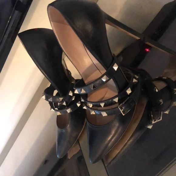 37 🔥Hot strap stiletto heel. Wear straps around like I do or tie around ankle. - Picture 3 of 10